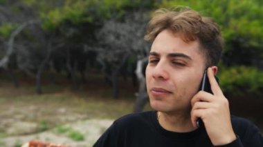 Doğada farklı yüz ifadeleri yapan bir çocuk..