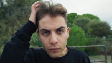 Doğada farklı yüz ifadeleri yapan bir çocuk..