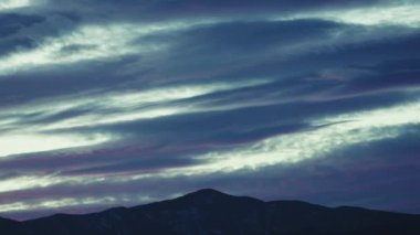 Kış Döneminde Bulutlu Dağların Silüeti.