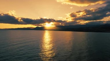 Sakin sakin okyanus, gün batımı bulutlu gökyüzü.