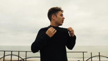 Doğada farklı yüz ifadeleri yapan bir çocuk..