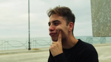 Doğada farklı yüz ifadeleri yapan bir çocuk..