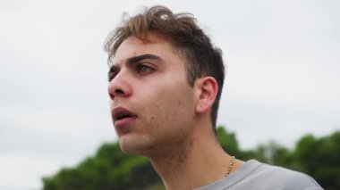 Doğada farklı yüz ifadeleri yapan bir çocuk..