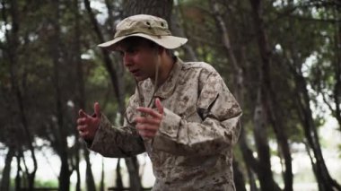 Doğada farklı yüz ifadeleri yapan bir çocuk..