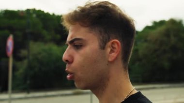 Doğada farklı yüz ifadeleri yapan bir çocuk..