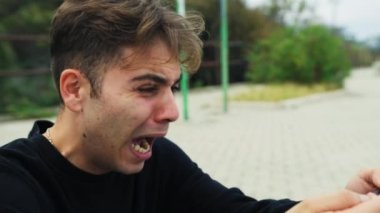 Doğada farklı yüz ifadeleri yapan bir çocuk..