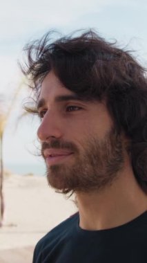 Genç Adam Doğada Yüz İfadesi Yapıyor.