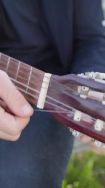 Parkta klasik gitar çalan adam..