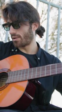 Parkta klasik gitar çalan adam..