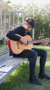 Parkta klasik gitar çalan adam..