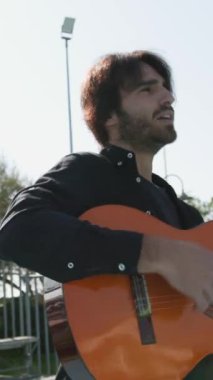 Parkta klasik gitar çalan adam..