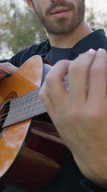 Parkta klasik gitar çalan adam..