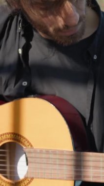 Parkta klasik gitar çalan adam..