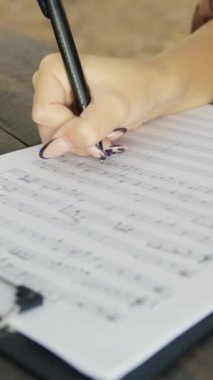 Sahilin yanındaki doğada bas gitar çalan bir kız..