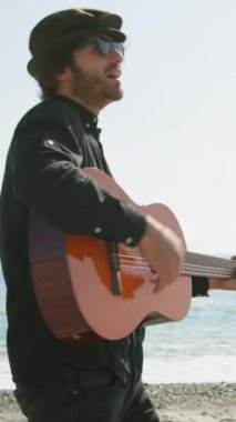 Parkta klasik gitar çalan adam..