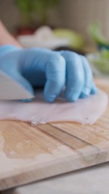 Şef evinde İtalyan balığı yemeği pişiriyor..