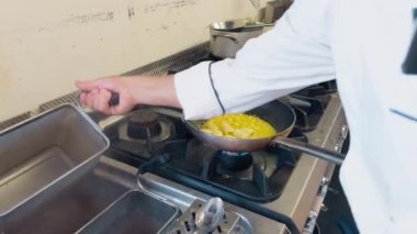 Restoranın tavasında midyeli makarna ve balık pişirmek..