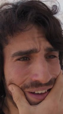 Genç Adam Doğada Yüz İfadesi Yapıyor.