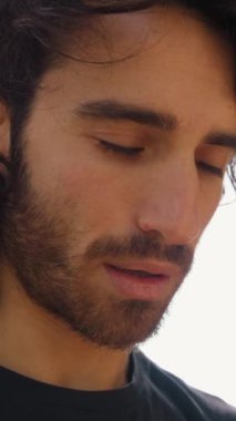 Genç Adam Doğada Yüz İfadesi Yapıyor.