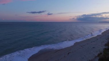 Okyanus dalgaları güneş battıktan bir saat sonra sahile çarpar..