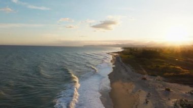 Okyanus dalgaları güneş battıktan bir saat sonra sahile çarpar..