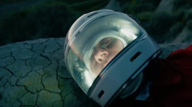 Turuncu elbiseli astronot düşman bir gezegene indi.