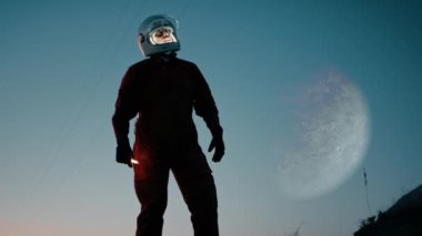 Turuncu elbiseli astronot düşman bir gezegene indi.