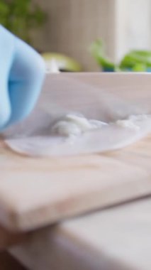 Şef evinde İtalyan balığı yemeği pişiriyor..