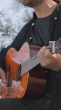 Parkta klasik gitar çalan adam..