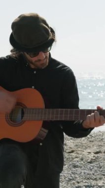 Parkta klasik gitar çalan adam..