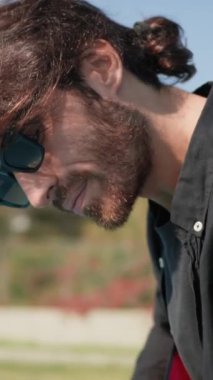 Parkta klasik gitar çalan adam..