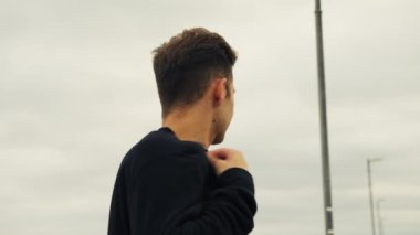 Doğada farklı yüz ifadeleri yapan bir çocuk..