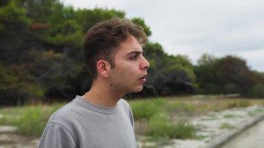 Doğada farklı yüz ifadeleri yapan bir çocuk..