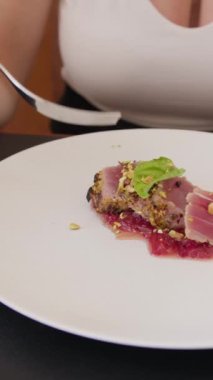 İki genç İtalyan kadın mutfaktaki masada yemek yiyorlar.