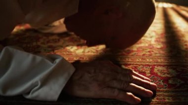 İnsanlar güneşli bir günde Ramazan için dua eder..