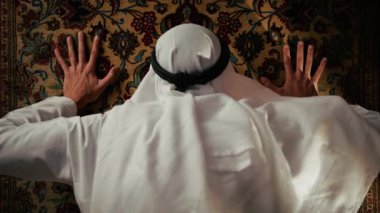 Adam Ramazan Kültürü İçin Halıda Dua Ediyor.