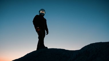 Turuncu elbiseli astronot düşman bir gezegene indi.
