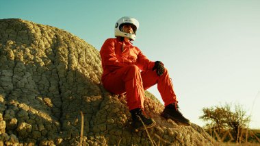 Turuncu elbiseli astronot düşman bir gezegene indi..