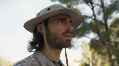 Genç Adam Doğada Yüz İfadesi Yapıyor.