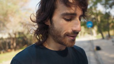 Genç Adam Doğada Yüz İfadesi Yapıyor.