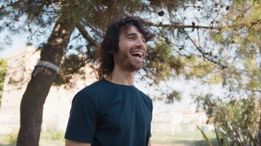 Genç Adam Doğada Yüz İfadesi Yapıyor.