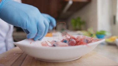 Şef evinde İtalyan balığı yemeği pişiriyor..