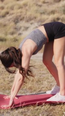 Kırsalda Kırmızı Elbiseyle Dans Eden Genç Kadınlar.