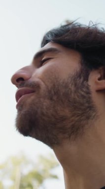 Genç Adam Doğada Yüz İfadesi Yapıyor.