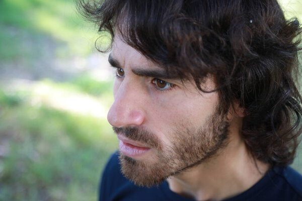 Молодой человек выражает свое лицо в природе.