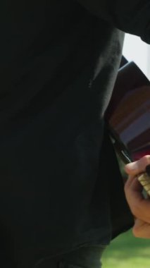 Parkta klasik gitar çalan adam..