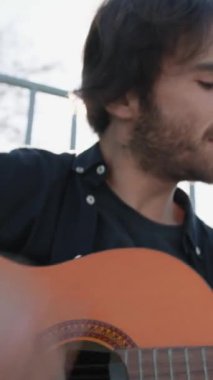 Parkta klasik gitar çalan adam..