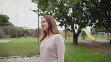 Doğada farklı yüz ifadeleri yapan bir kız..