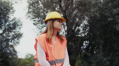 Doğada farklı yüz ifadeleri yapan bir kız..