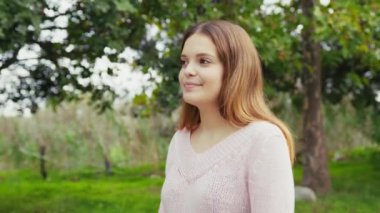 Doğada farklı yüz ifadeleri yapan bir kız..